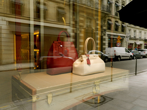 Shopping on rue Saint-Honoré in Paris - Guidebook for your